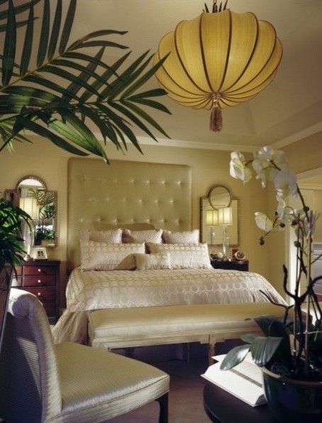 Свежая идея для дизайна: большая хозяйская спальня в стиле фьюжн с бежевыми стенами и ковровым покрытием - отличное фото интерьера