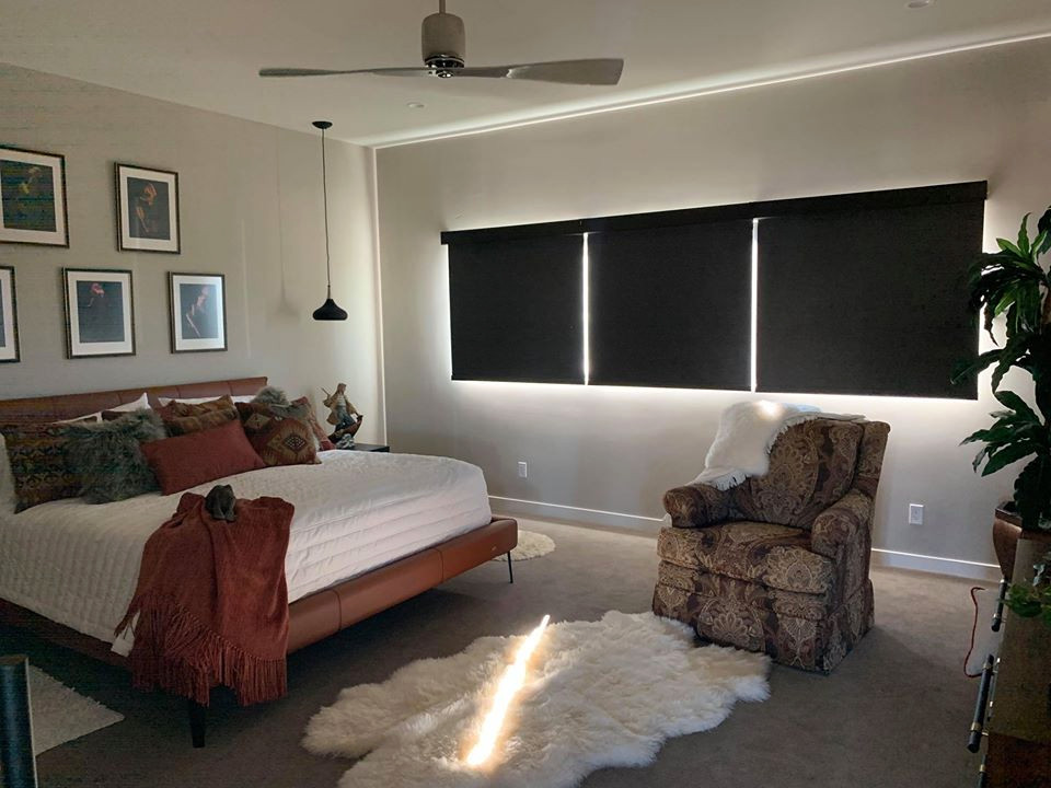 フェニックスにある中くらいなサンタフェスタイルのおしゃれな主寝室 (グレーの壁、カーペット敷き、茶色い床、折り上げ天井)