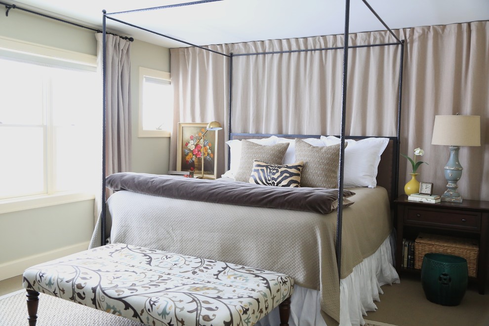 ミネアポリスにあるトランジショナルスタイルのおしゃれな寝室 (青い壁、カーペット敷き)