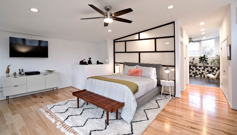 На фото: хозяйская спальня среднего размера в стиле ретро с белыми стенами, деревянным полом и разноцветным полом без камина с