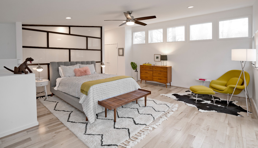 Imagen de dormitorio principal actual de tamaño medio sin chimenea con paredes blancas, suelo de madera pintada y suelo multicolor