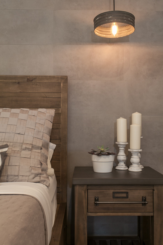 Imagen de dormitorio principal de estilo de casa de campo grande con paredes grises, suelo de baldosas de porcelana y suelo marrón