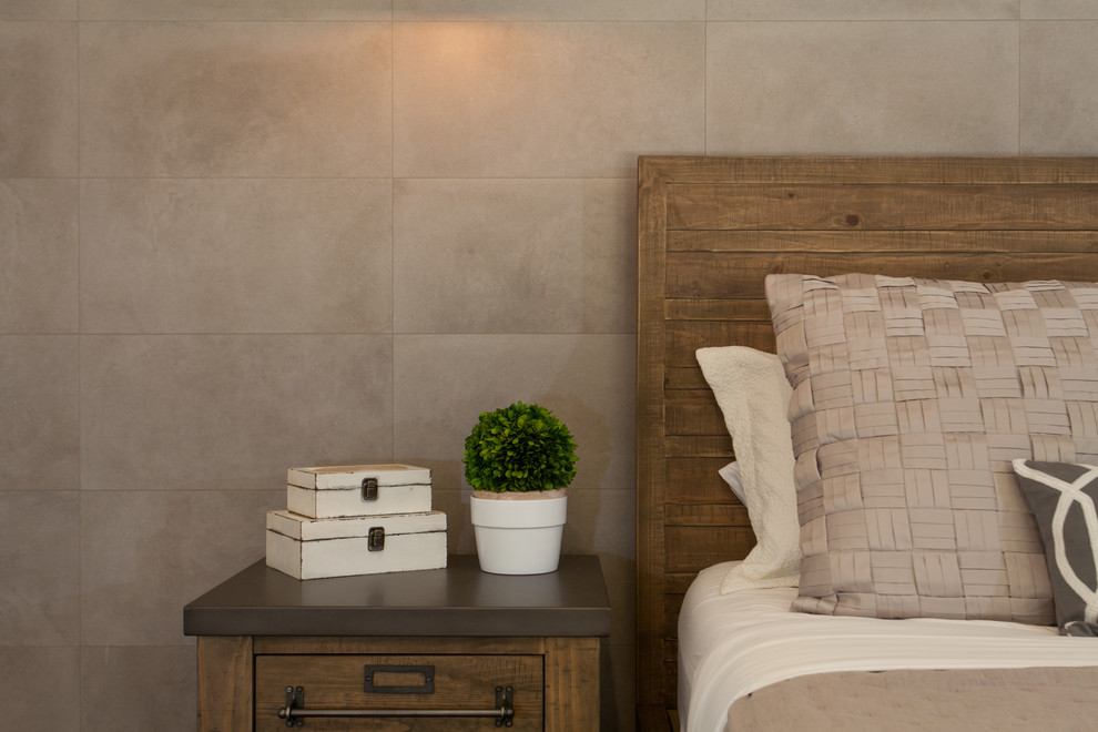 Foto de dormitorio principal de estilo de casa de campo grande con paredes grises, suelo de baldosas de porcelana y suelo marrón