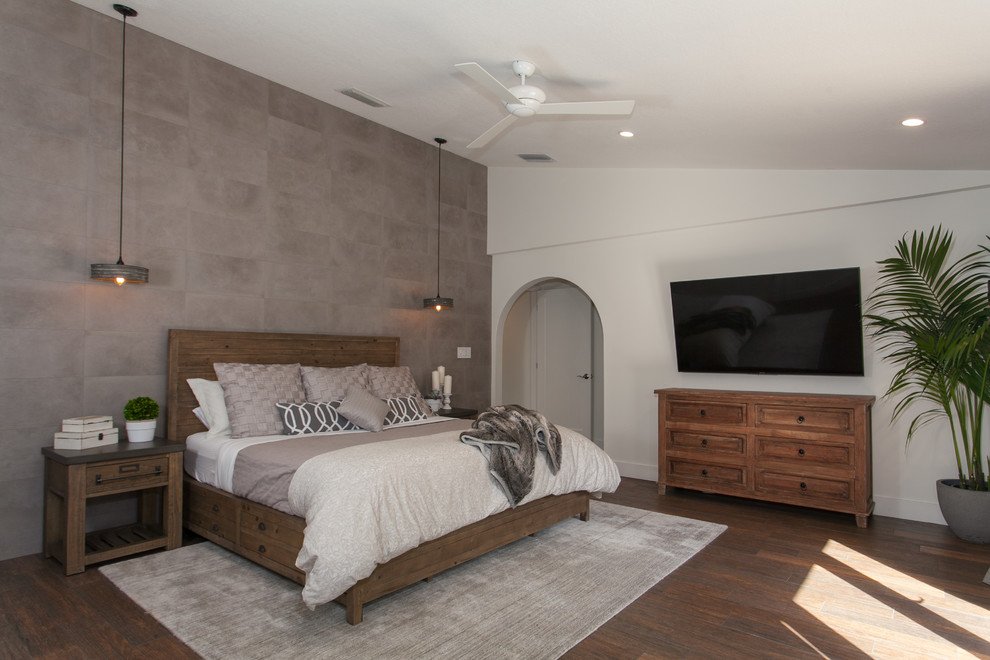 Свежая идея для дизайна: большая хозяйская спальня в стиле кантри с серыми стенами, полом из керамогранита и коричневым полом - отличное фото интерьера