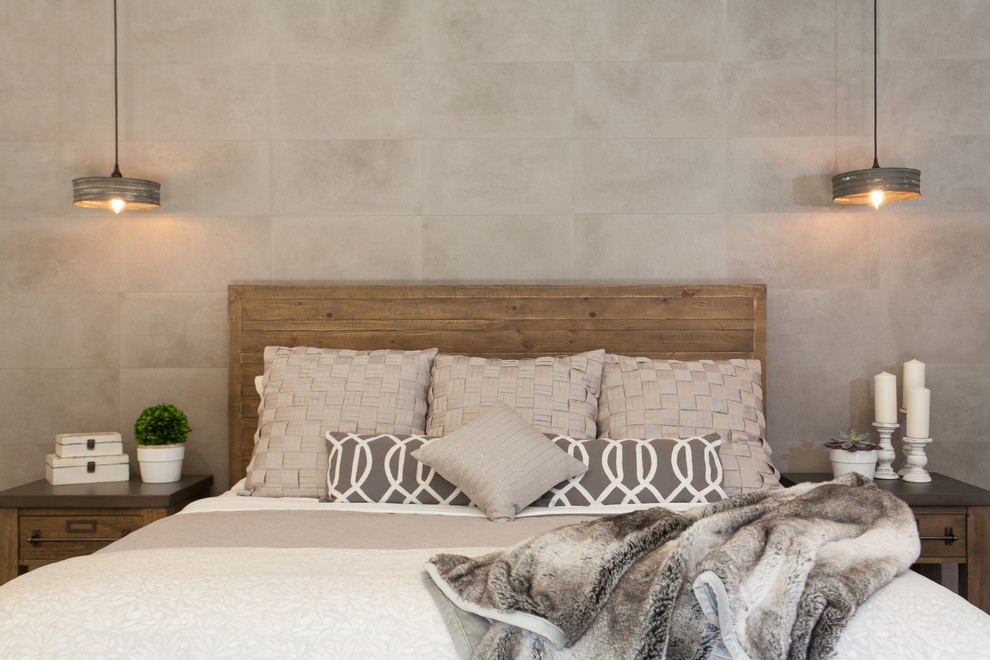 Свежая идея для дизайна: большая хозяйская спальня в стиле кантри с серыми стенами, полом из керамогранита и коричневым полом - отличное фото интерьера
