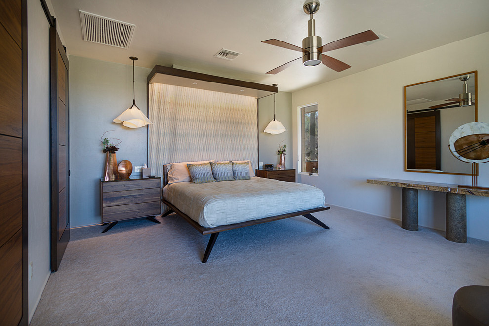 Mittelgroßes Modernes Hauptschlafzimmer ohne Kamin mit beiger Wandfarbe, Teppichboden und beigem Boden in Phoenix