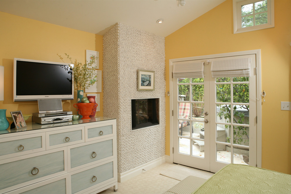 Exemple d'une chambre tendance avec un mur jaune.