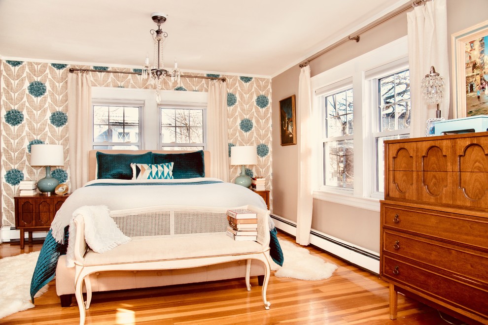 Immagine di una camera matrimoniale minimalista di medie dimensioni con pareti beige e pavimento in legno massello medio