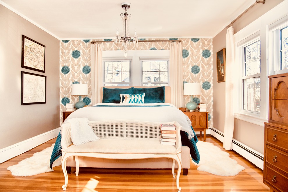 Imagen de dormitorio principal vintage de tamaño medio con paredes beige y suelo de madera en tonos medios