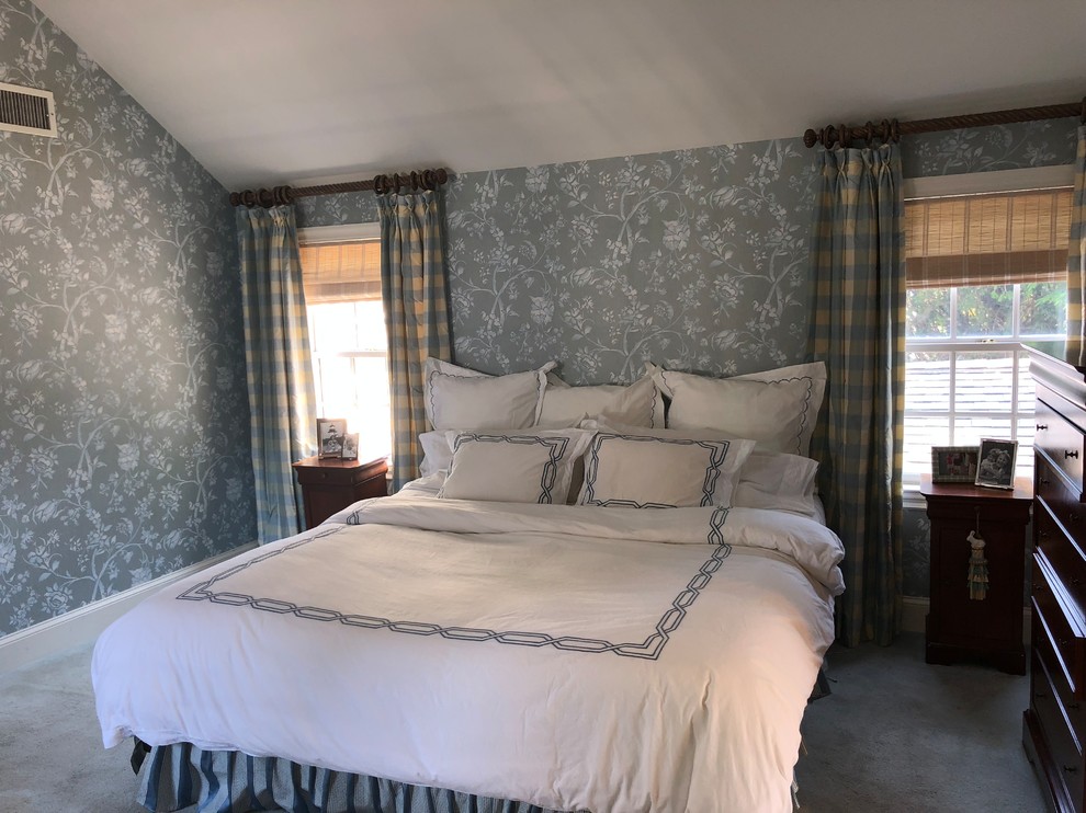 Modelo de dormitorio principal clásico sin chimenea con paredes azules, moqueta y suelo azul