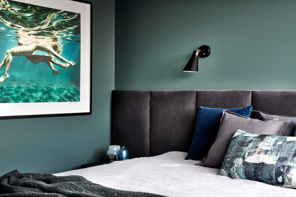 На фото: хозяйская спальня среднего размера в скандинавском стиле с зелеными стенами, ковровым покрытием и серым полом с