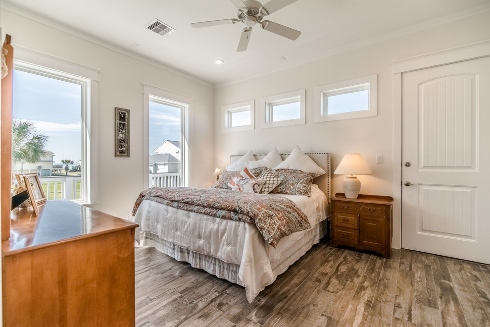 Mittelgroßes Maritimes Hauptschlafzimmer mit beiger Wandfarbe, Keramikboden und braunem Boden in Houston