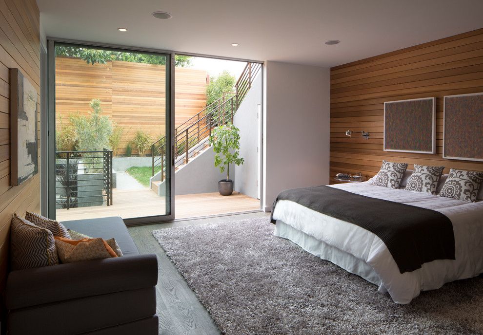 Стильный дизайн: хозяйская спальня в современном стиле с темным паркетным полом, панелями на части стены и коричневым полом - последний тренд