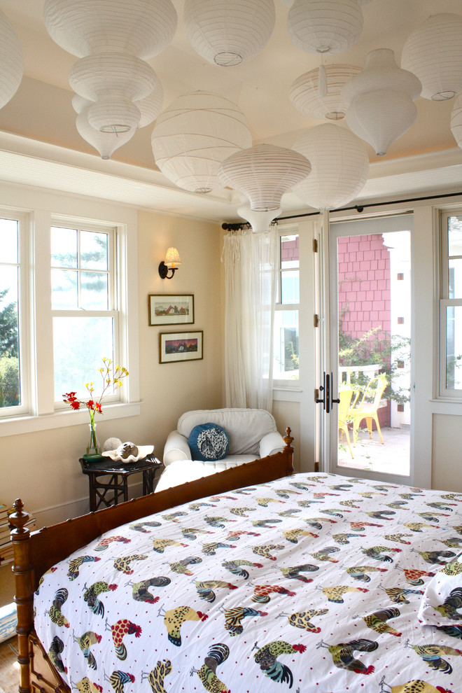 Bild på ett shabby chic-inspirerat sovrum, med beige väggar