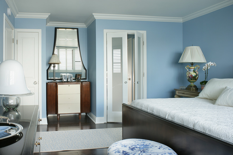 Стильный дизайн: большая хозяйская спальня в современном стиле с синими стенами и темным паркетным полом без камина - последний тренд
