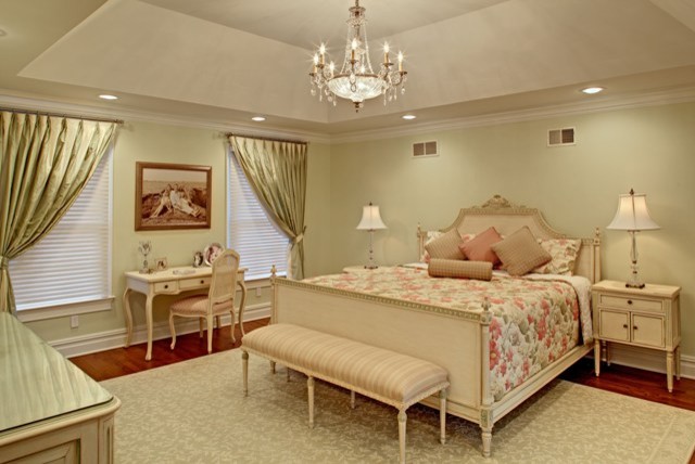 Стильный дизайн: большая хозяйская спальня в классическом стиле с зелеными стенами и паркетным полом среднего тона без камина - последний тренд