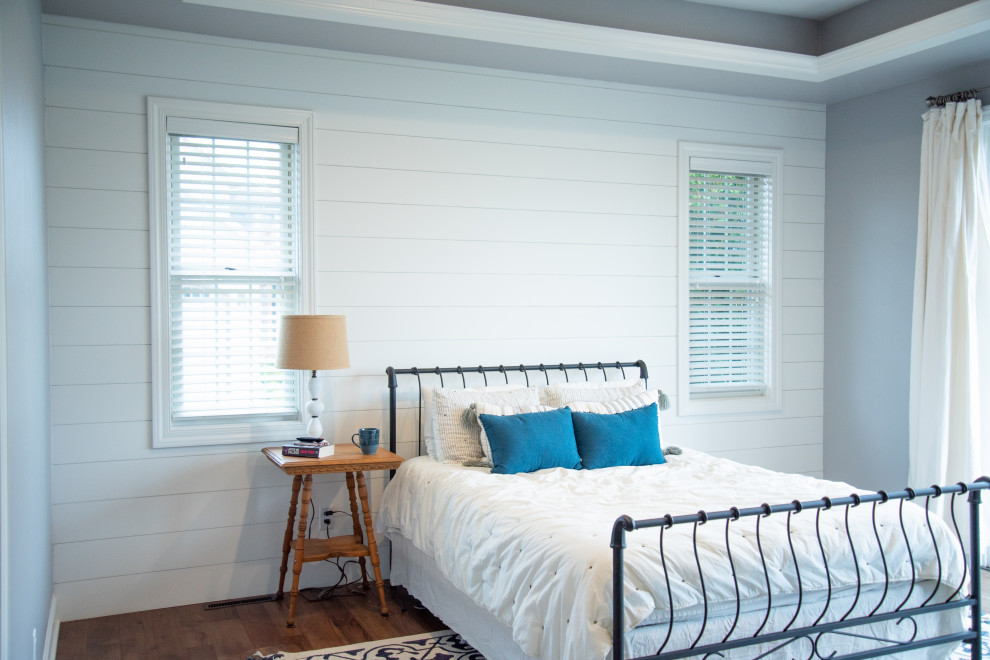 Пример оригинального дизайна: большая хозяйская спальня в морском стиле с серыми стенами, полом из винила, коричневым полом, многоуровневым потолком и стенами из вагонки