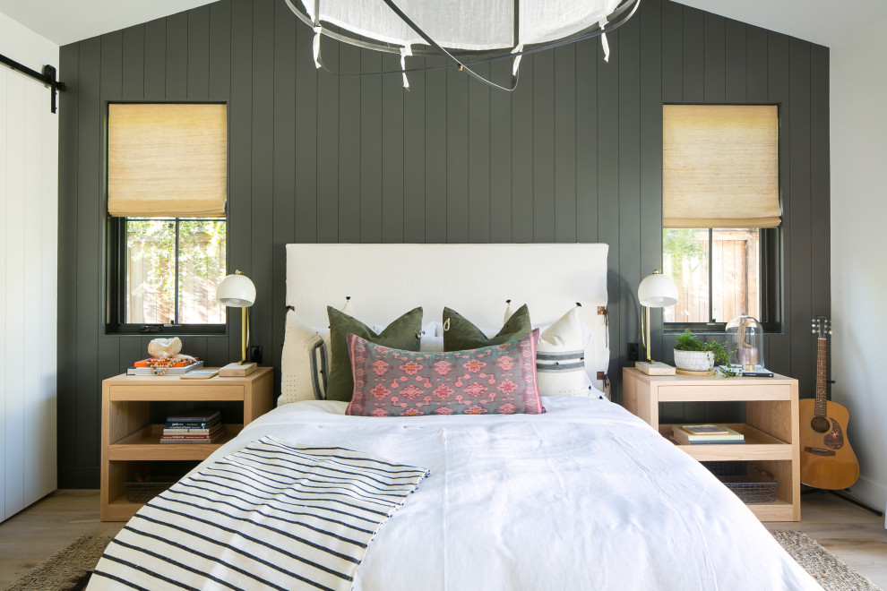 Maritimes Schlafzimmer mit grauer Wandfarbe, hellem Holzboden, beigem Boden, gewölbter Decke und Holzdielenwänden in Orange County