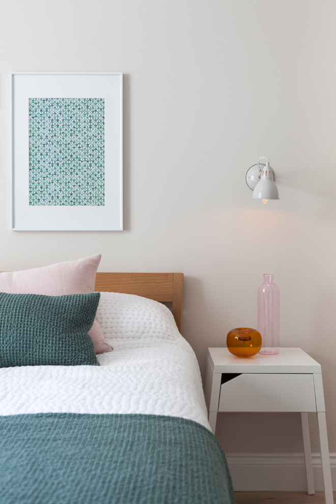 Imagen de dormitorio escandinavo de tamaño medio con paredes blancas y suelo de madera clara