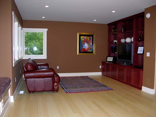 グランドラピッズにあるコンテンポラリースタイルのおしゃれな寝室 (茶色い壁、竹フローリング) のレイアウト