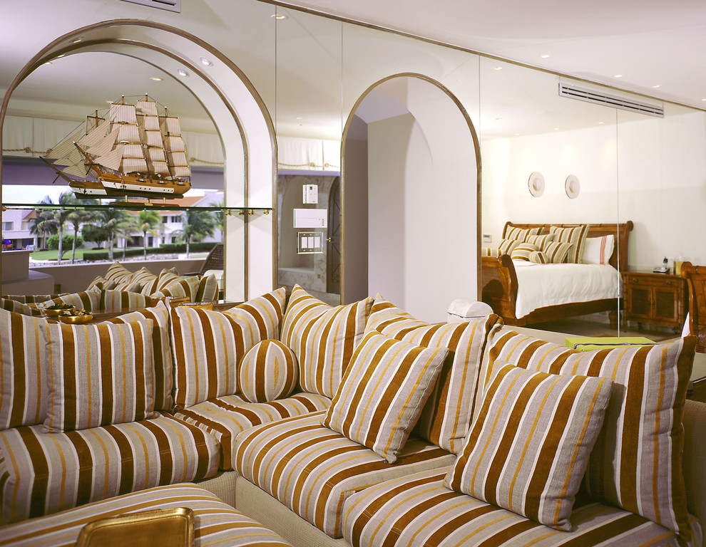他の地域にある地中海スタイルのおしゃれな寝室 (白い壁)