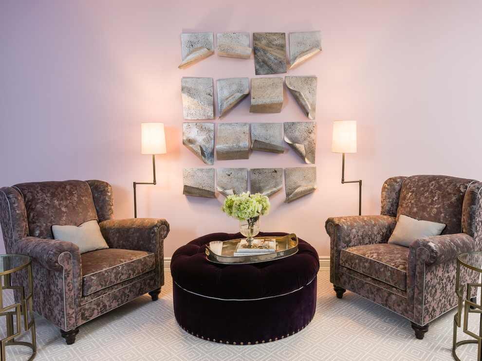 Aménagement d'une grande chambre classique avec un mur violet, une cheminée standard, un manteau de cheminée en pierre et un sol gris.