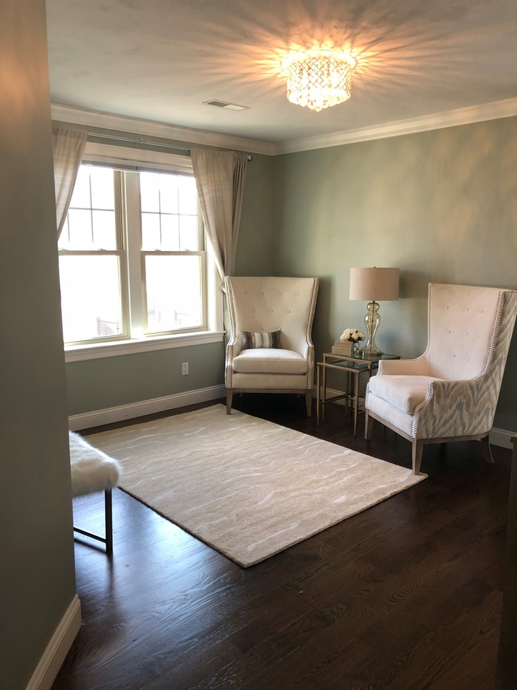 Imagen de dormitorio principal minimalista de tamaño medio con suelo de madera oscura y suelo marrón