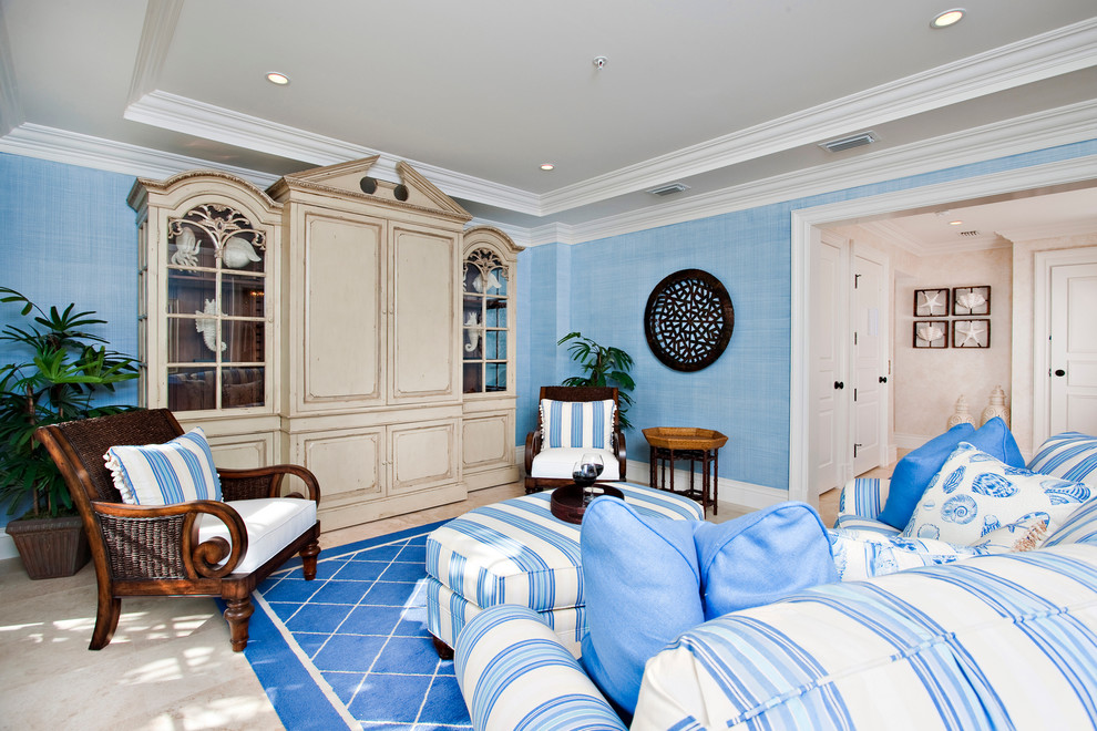 Klassisches Hauptschlafzimmer ohne Kamin mit blauer Wandfarbe und Marmorboden in Miami