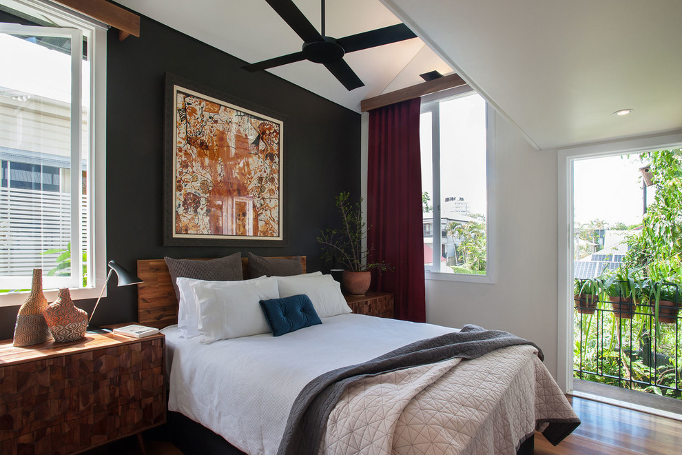 Стильный дизайн: хозяйская спальня среднего размера в современном стиле с черными стенами, паркетным полом среднего тона и коричневым полом - последний тренд