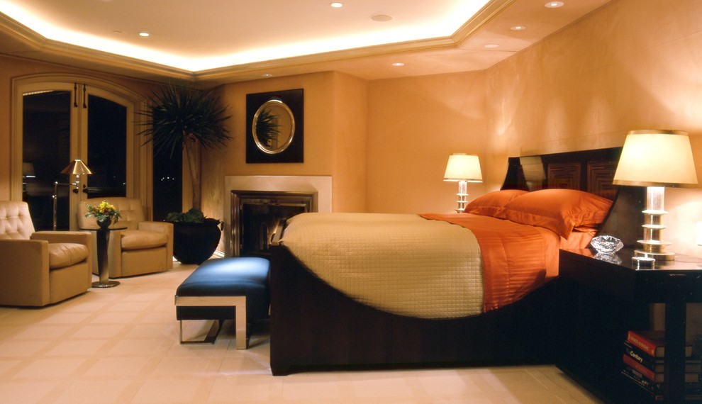 Cette image montre une très grande chambre traditionnelle avec un mur beige, une cheminée standard, un manteau de cheminée en métal et un sol beige.