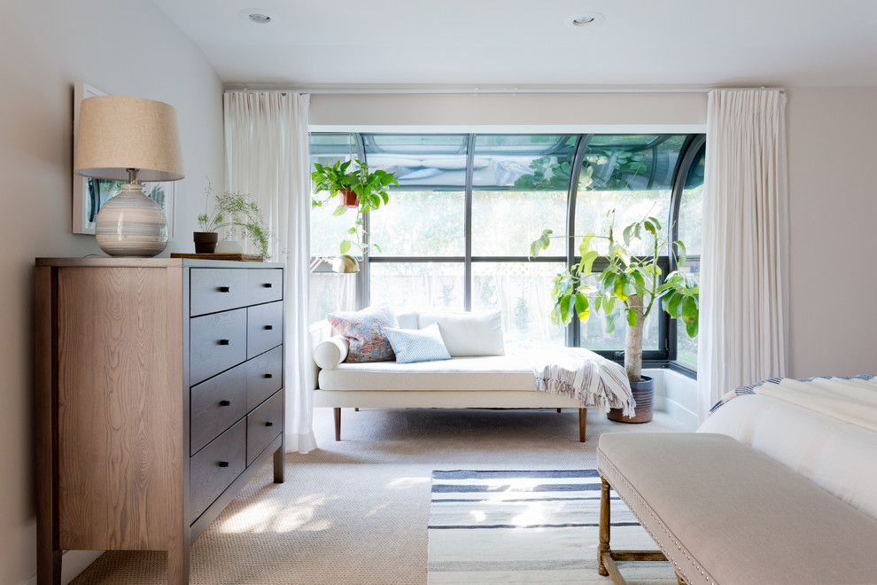 Diseño de dormitorio principal contemporáneo grande con paredes beige, moqueta y suelo beige