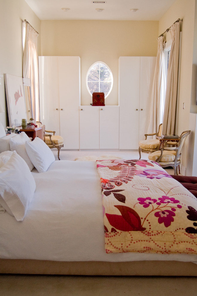 Пример оригинального дизайна: хозяйская спальня в стиле фьюжн с бежевыми стенами и ковровым покрытием