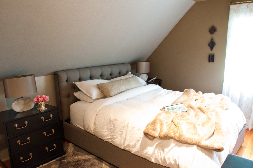 Cette photo montre une chambre chic de taille moyenne avec un mur marron, parquet clair et un sol marron.
