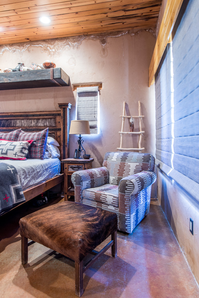Идея дизайна: хозяйская спальня среднего размера в стиле фьюжн с оранжевыми стенами, бетонным полом и красным полом