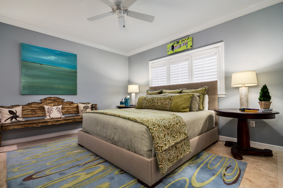 マイアミにある中くらいなトランジショナルスタイルのおしゃれな主寝室 (グレーの壁、トラバーチンの床) のインテリア