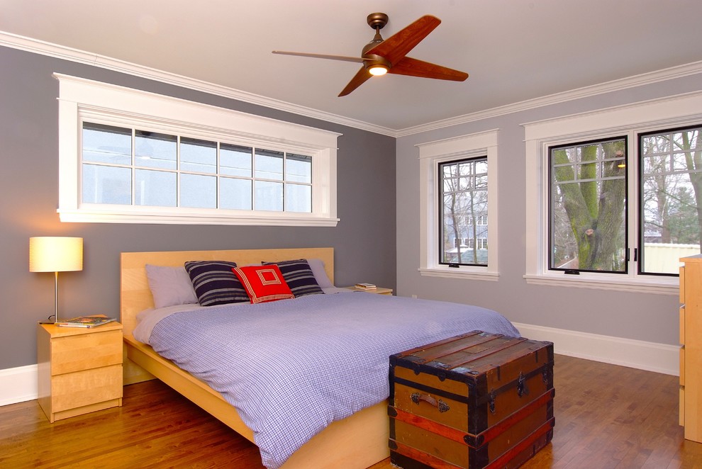 Foto de dormitorio principal clásico de tamaño medio con paredes grises y suelo de madera oscura
