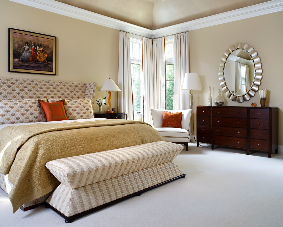 Modelo de dormitorio actual con paredes beige, moqueta y suelo blanco