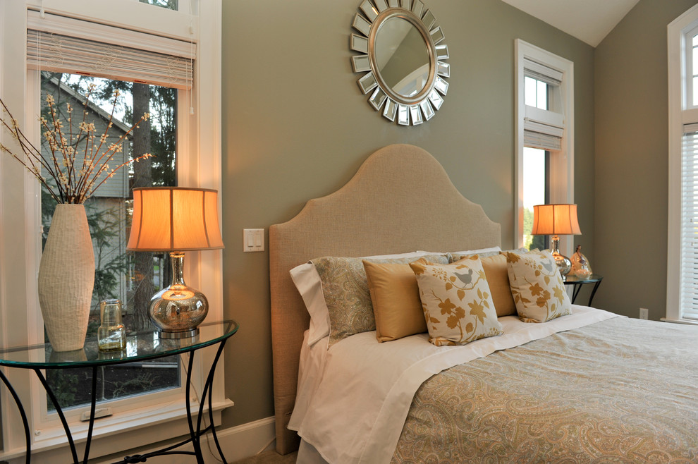 Modernes Schlafzimmer mit beiger Wandfarbe in Portland