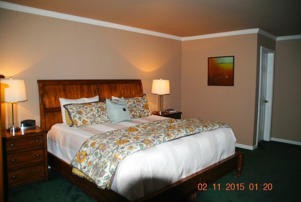 Пример оригинального дизайна: хозяйская спальня среднего размера в классическом стиле с коричневыми стенами, ковровым покрытием и зеленым полом без камина