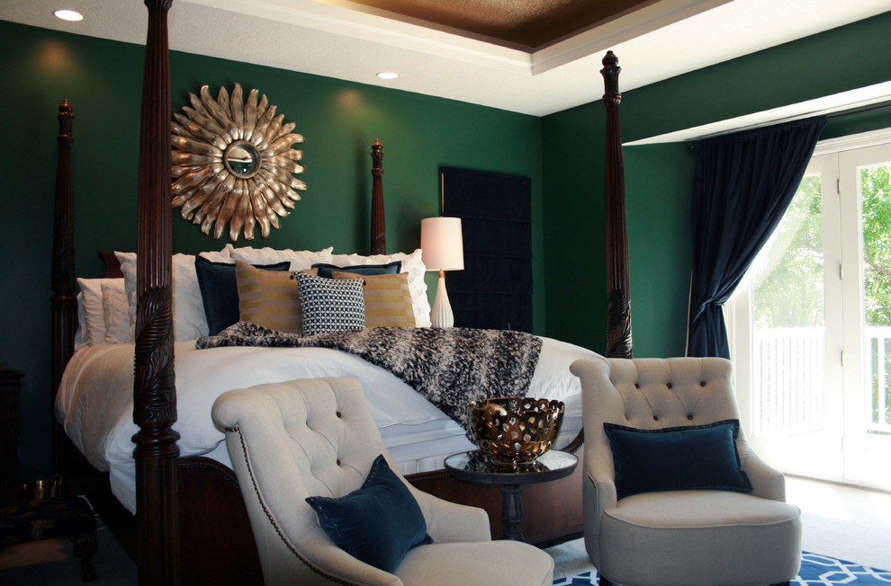 Imagen de dormitorio principal tradicional renovado de tamaño medio sin chimenea con paredes verdes y moqueta
