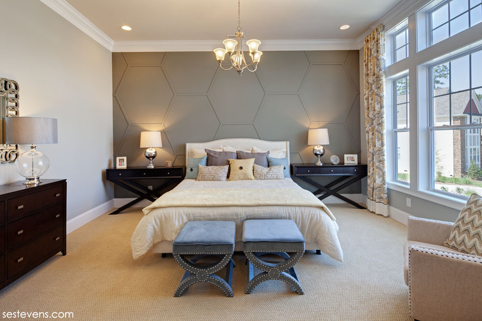 Ejemplo de dormitorio principal clásico con paredes beige y moqueta