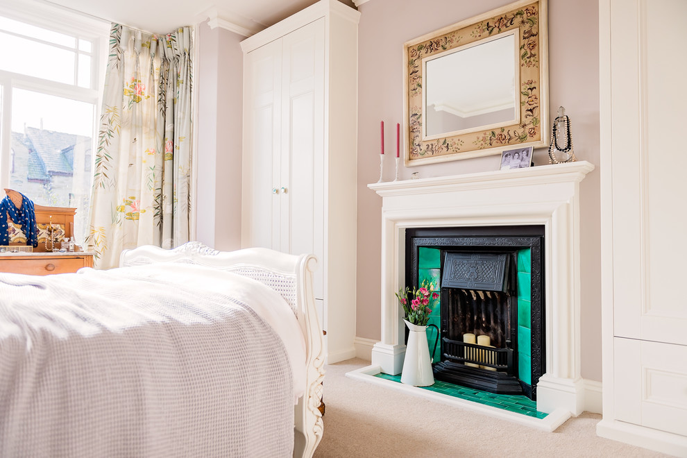Источник вдохновения для домашнего уюта: хозяйская спальня в классическом стиле с серыми стенами, стандартным камином и фасадом камина из дерева