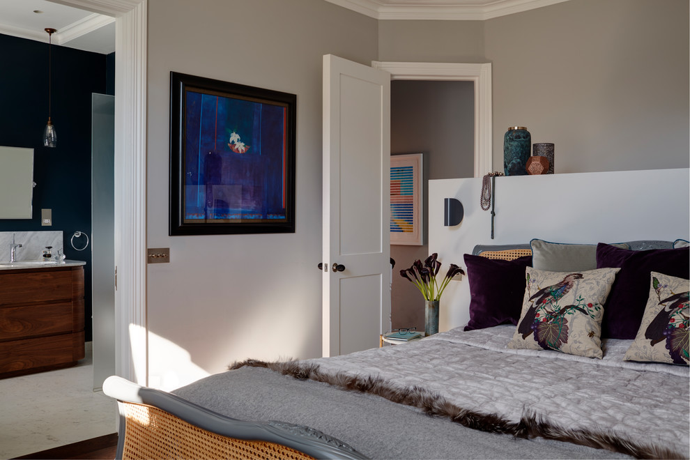 Ejemplo de habitación de invitados contemporánea grande sin chimenea con paredes azules, suelo de baldosas de porcelana y suelo amarillo