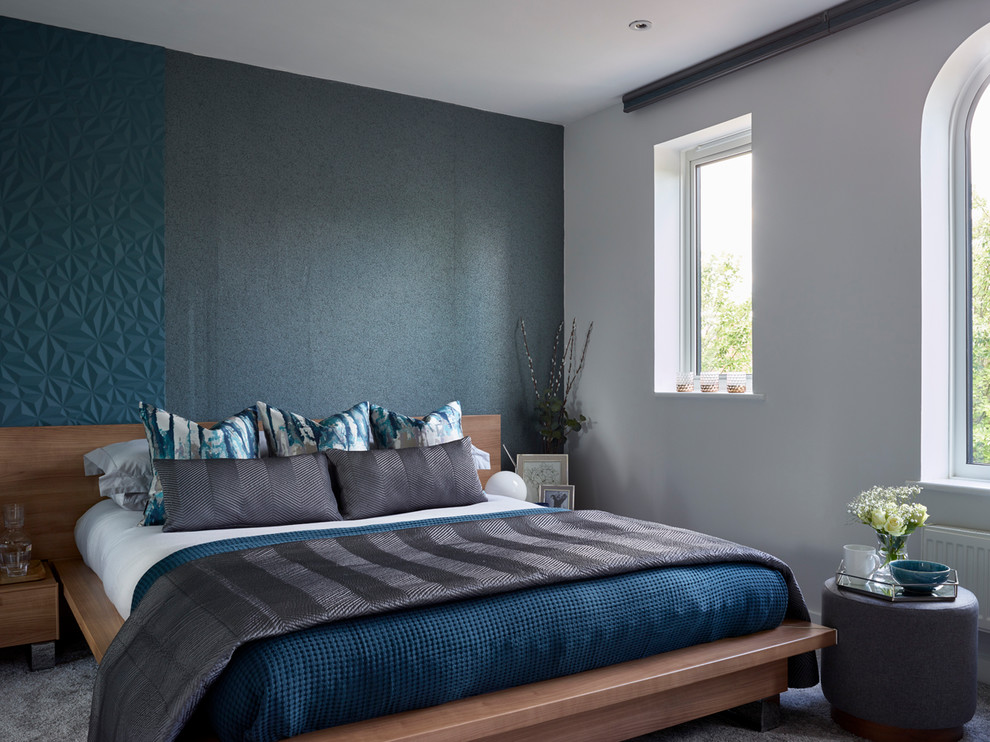 На фото: хозяйская спальня в стиле модернизм с синими стенами, ковровым покрытием и серым полом с