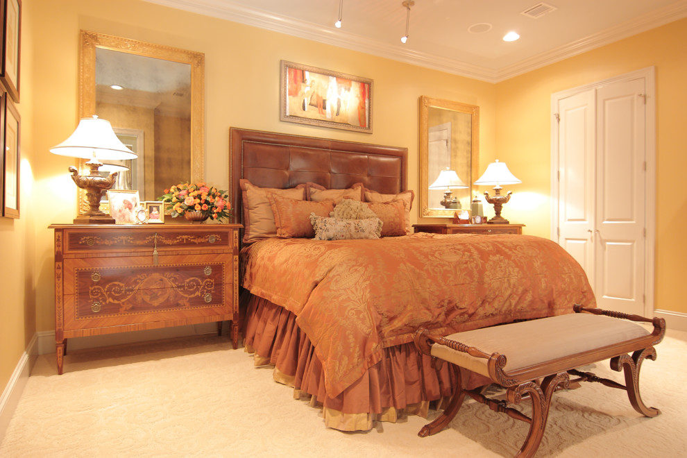 Стильный дизайн: хозяйская спальня среднего размера в классическом стиле с желтыми стенами, ковровым покрытием и бежевым полом - последний тренд