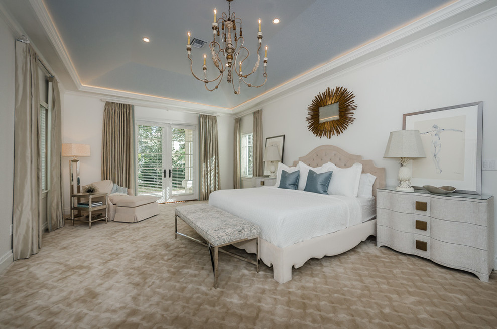 Идея дизайна: хозяйская спальня среднего размера в классическом стиле с белыми стенами, ковровым покрытием и бежевым полом без камина