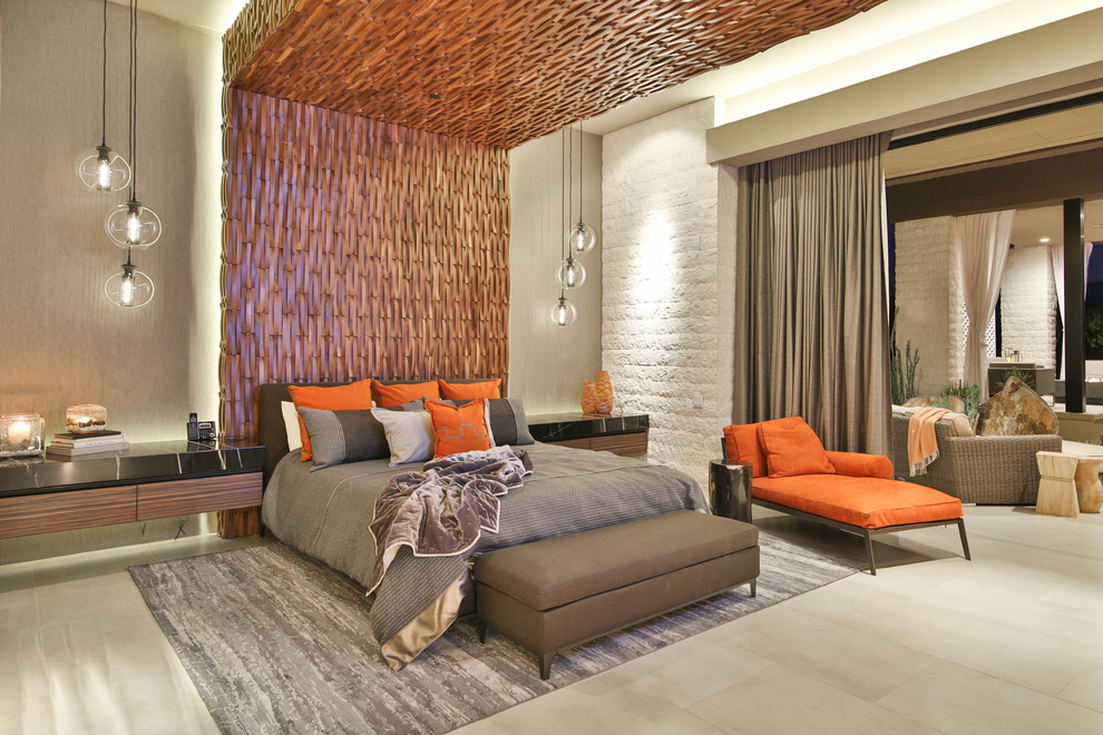 Großes Modernes Hauptschlafzimmer mit beiger Wandfarbe, Porzellan-Bodenfliesen, Gaskamin, Kaminumrandung aus Stein und beigem Boden in Los Angeles