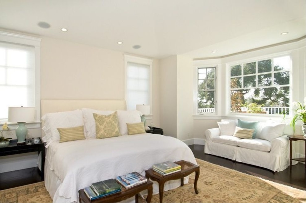 Aménagement d'une grande chambre parentale classique avec un mur beige, parquet foncé et un sol marron.