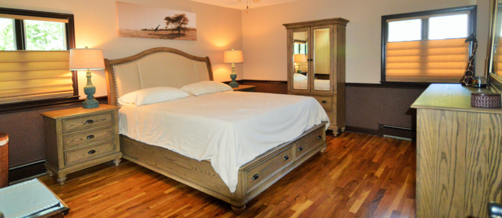 Imagen de dormitorio principal rústico con paredes beige y suelo de madera en tonos medios