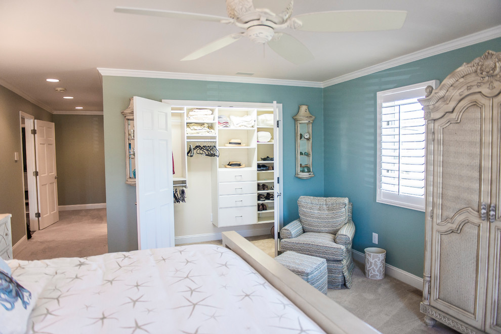 Идея дизайна: хозяйская спальня среднего размера в морском стиле с синими стенами и ковровым покрытием без камина